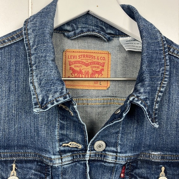 Levi’s Womens Classic Jean Jacket L Dark Wash Some Fading Button Down Pockets - Picture 3 of 14